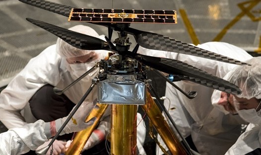 Nhóm trực thăng sao Hỏa NASA xem xét mô hình máy bay. Ảnh: NASA