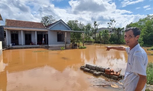 Ngôi nhà của Võ Văn Đăng (thôn Nam Hiếu, xã Cam Hiếu, huyện Cam Lộ, tỉnh Quảng Trị) bị ngập do nước mưa không thoát được. Ảnh: Hưng Thơ.