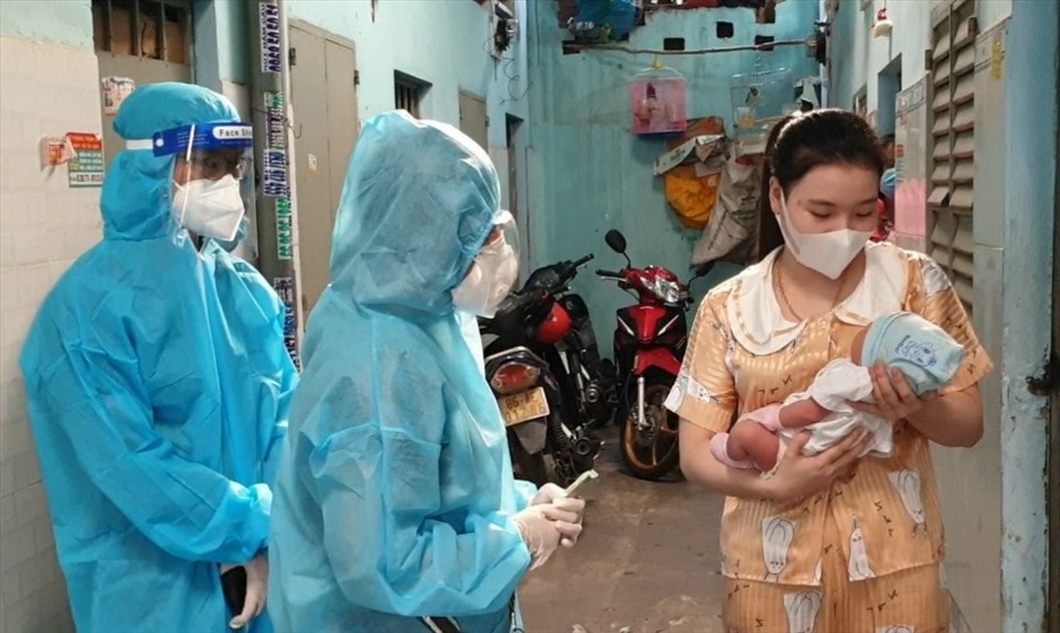 Cháu bé vừa sinh ra đã mồ côi cha, trong khi mẹ còn điều trị COVID-19 nên phải gửi người quen chăm sóc. Ảnh. H.Trang