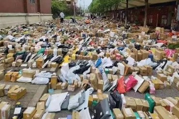 Những kiện hàng chất đầy đoạn đường đi vào một trường đại học ở Trung Quốc. Ảnh: Baidu