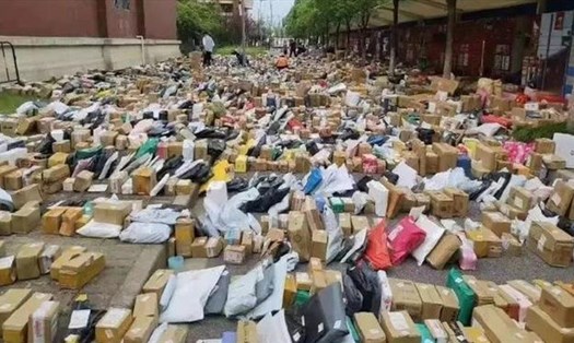 Những kiện hàng chất đầy đoạn đường đi vào một trường đại học ở Trung Quốc. Ảnh: Baidu