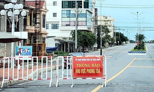 Xã Bảo Ninh cùng với các phường Bắc Lý, Hải Thành, Đồng Phú vẫn đang tiếp tục thực hiện Chỉ thị 16 thêm 7 ngày nữa. Ảnh: Lê Phi Long