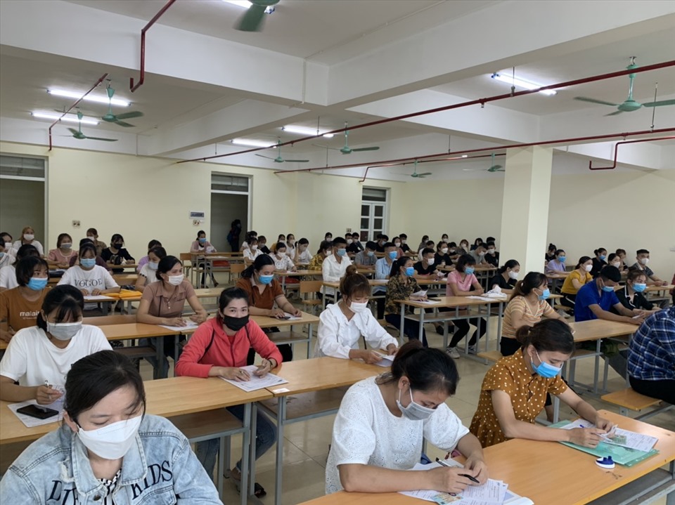 Người lao động tham gia tuyển dụng tại phiên giao dịch việc làm do Trung tâm Dịch vụ việc làm Bắc Giang tổ chức. Ảnh: B.H