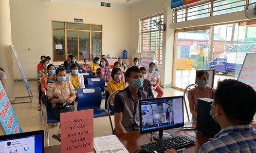 Người lao động tham gia tuyển dụng trực tuyến tại tỉnh Tuyên Quang. Ảnh: Bảo Hân