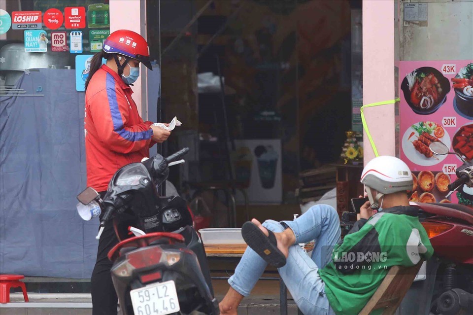 Shipper hoạt động tại quận 7. Ảnh: Thanh Vũ.