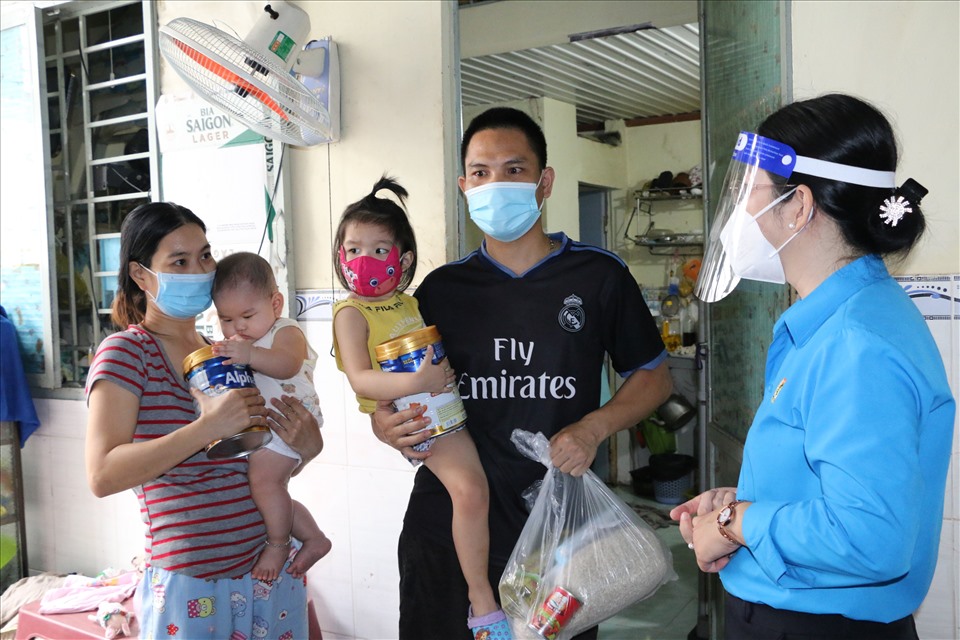 Bà Nguyễn Kim Loan - Chủ tịch LĐLĐ tỉnh Bình Dương thăm và trao quà cho con em lao động. Ảnh: Hoàng Trung