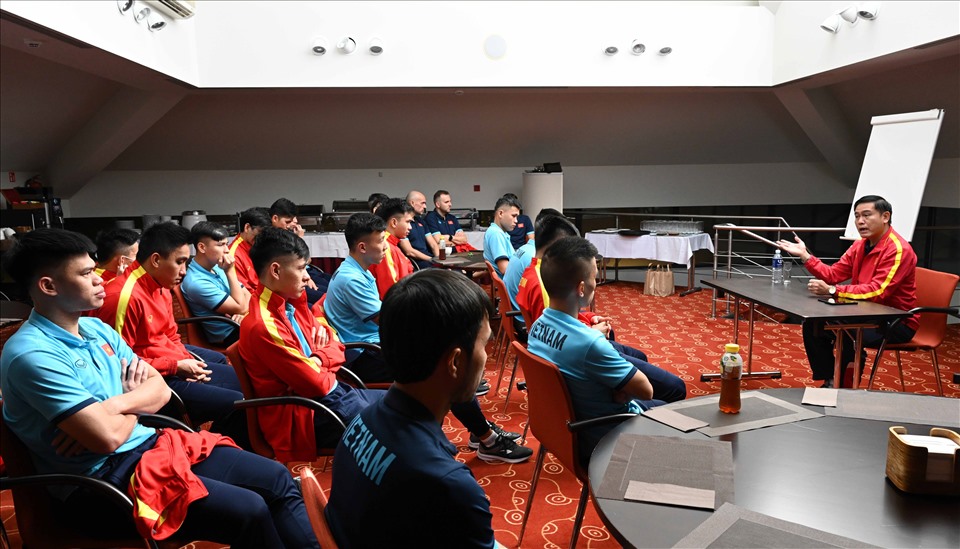 Ông Trần Anh Tú động viên các cầu thủ đội tuyển Futsal Việt Nam. Ảnh: VFF