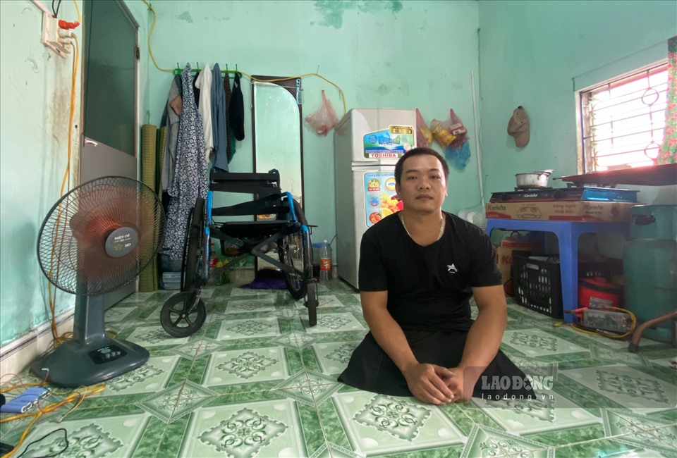 Người đàn ông phải cắt bỏ đi đôi chân sau tai nạn, bỏ lại đằng sau tương lai với nhiều ước mơ chưa thực hiện. Ảnh: Trần Trọng.