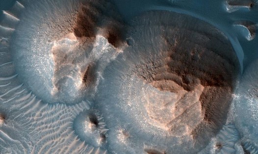 Một số miệng núi lửa sao Hỏa ở Arabia Terra do tàu quỹ đạo sao Hỏa MRO của NASA chụp. Ảnh: NASA