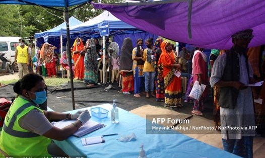 Người dân Ấn Độ xếp hàng đăng ký tiêm vaccine COVID-19. Ảnh: AFP