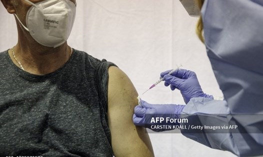 Một người đàn ông tiêm chủng vaccine COVID-19 của Moderna tại trung tâm tiêm chủng tạm thời ở Berlin, Đức, ngày 15.9. Ảnh: AFP