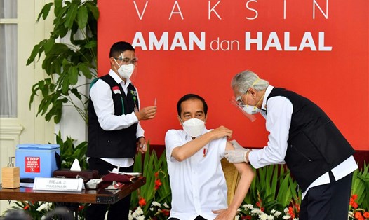 Tổng thống Indonesia Joko Widodo tiêm vaccine COVID-19. Ảnh: AFP