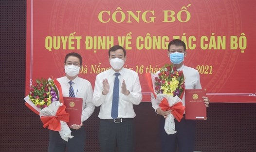 Ông Lê Trung Chinh - Chủ tịch UBND Thành phố Đà Nẵng - trao quyết định điều động, bổ nhiệm vị trí mới cho ông Nguyễn Hà Bắc (bên trái) và ông Nguyễn Hà Nam (bên phải). Ảnh: D.T