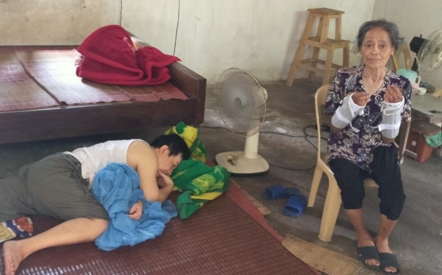 Hai mẹ con cơ cực, mẹ bị ung thư, con bị tâm thần ở xã Song Lãng (huyện Vũ Thư, Thái Bình). Ảnh: T.D
