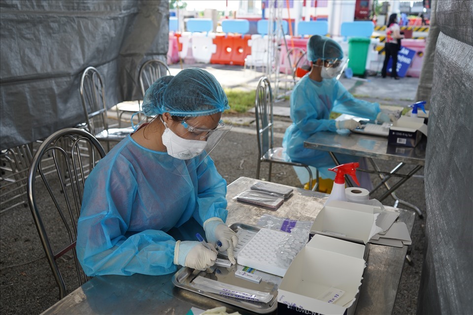 Hải Phòng xét nghiệm 5-7 ngày/lần với người lao động có nguy cơ cao lây nhiễm dịch COVID-19. Ảnh minh hoạ Mai Dung