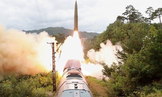 Tên lửa đạn đạo mới của Triều Tiên. Ảnh: KCNA/AFP