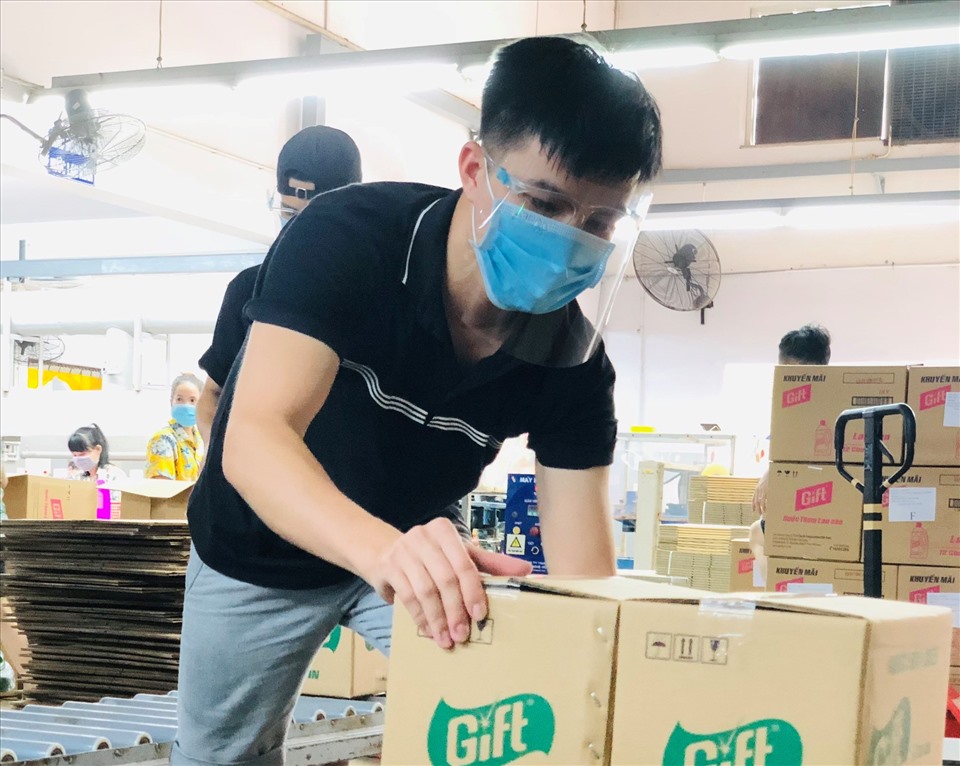 Dịch bệnh từng bước được kiểm soát, tạo điều kiện doanh nghiệp tái sản xuất, phục hồi kinh tế - xã hội. Ảnh: Đình Trọng