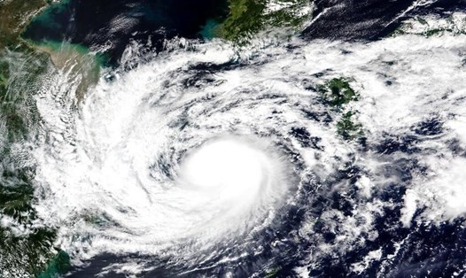 Hình ảnh vệ tinh ngày 15.9.2021 do NASA công bố cho thấy cơn bão nhiệt đới Chanthu đang khuấy động trên biển Hoa Đông.