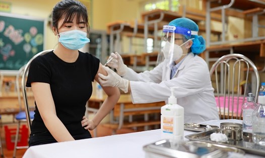 Cán bộ y tế tiêm vaccine COVID-19 cho người dân ở Hà Nội. Ảnh: Hải Nguyễn