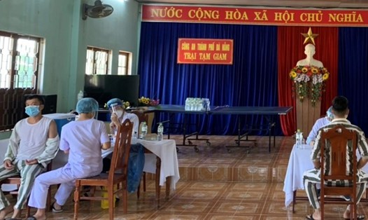 Bệnh viện 199, Bộ Công an tổ chức tiêm vaccine cho can phạm, phạm nhân tại Đà Nẵng sáng 16.9. Ảnh: BS