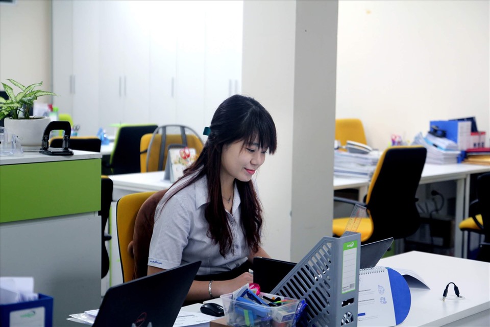 Chị Nguyễn Thị Thanh Thúy – Chuyên viên Phòng Kinh doanh Miền Nam, Công ty Cổ phần Dịch vụ Gia tăng MobiFone (TP.HCM) sẽ trích khoản tiền được công đoàn hỗ trợ để ủng hộ bác sĩ chống dịch.