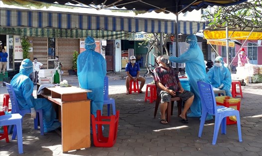 Trạm y tế lưu động phường 3, lần đầu tiên người dân tại thành phố Bạc Liêu được test tận nhà mà không phải tập trung đi test trong lúc đang giãn cách. Ảnh: Nhật Hồ