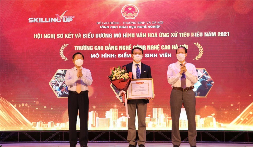Thứ trưởng Lê Tấn Dũng tặng bằng khen cho cơ sở giáo dục nghề nghiệp có mô hình văn hóa ứng xử tiêu biểu. Thứ trưởng Lê Tấn Dũng tặng bằng khen cho cơ sở giáo dục nghề nghiệp có mô hình văn hóa ứng xử tiêu biểu.