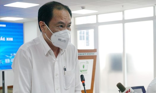 Ông Nguyễn Hoài Nam - Phó Giám đốc Sở Y tế TPHCM trả lời họp báo.   Ảnh: Minh Quân
