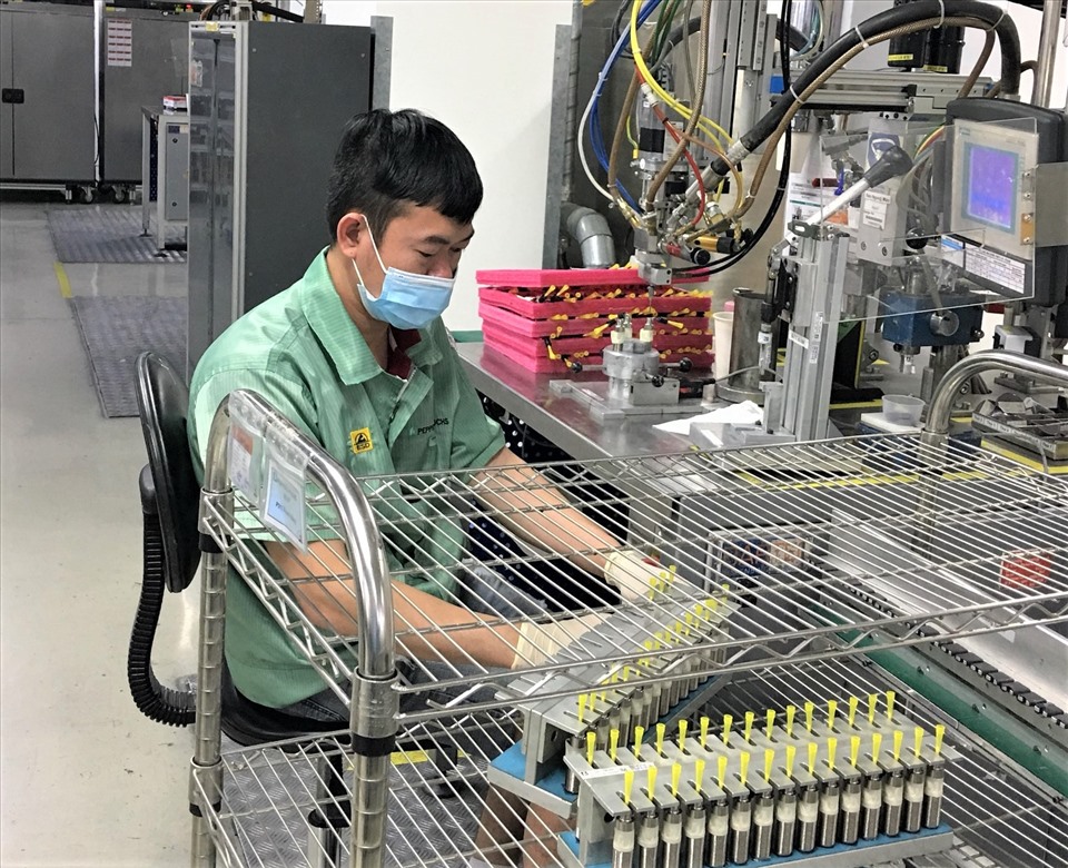 Công nhân Cty Pepperl+ Fuchs Việt Nam (TPHCM) đi làm được hưởng 175% lương, nếu tăng ca được hưởng thêm 75% nữa. Ảnh: Nam Dương