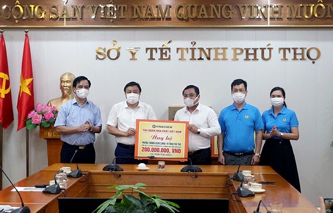Ông Phùng Quang Hiệp - Tổng Giám đốc Tập đoàn Hoá chất Việt Nam (thứ 3 từ phải sang) cùng Công đoàn Công nghiệp Hoá chất Việt Nam trao hỗ trợ cho lực lượng tuyến đầu chống dịch COVID-19. Ảnh: CĐCC