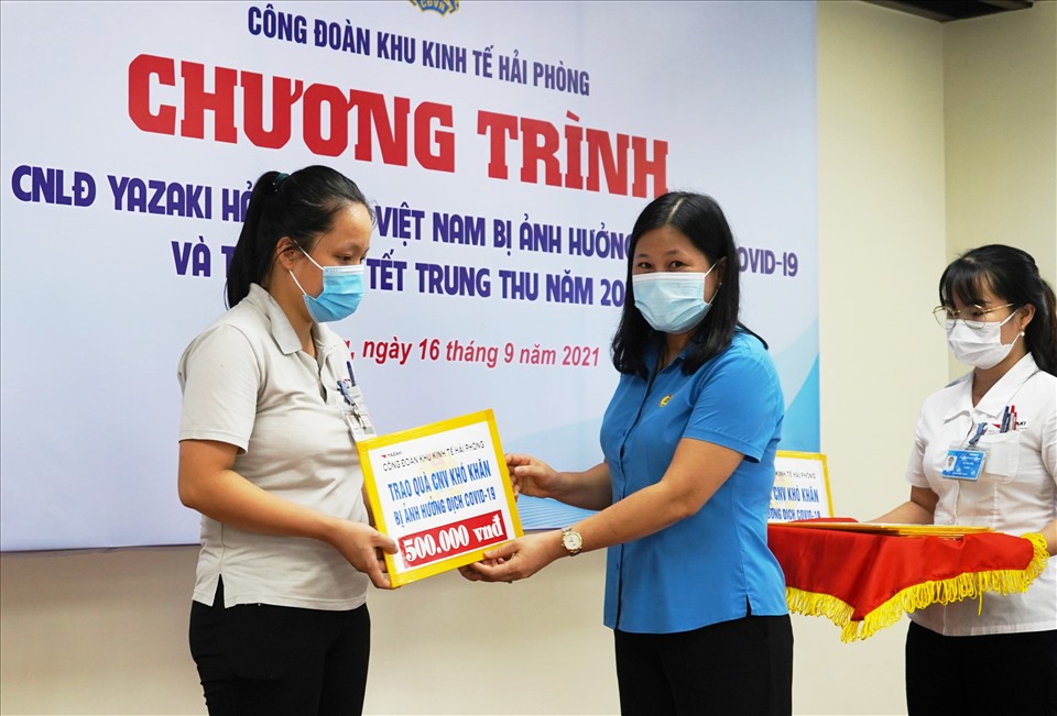 Lãnh đạo Công đoàn Khu kinh tế Hải Phòng trao quà người lao động bị ảnh hưởng đợt dịch COVID-19 thứ 4. Ảnh Mai Dung