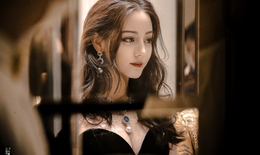 Địch Lệ Nhiệt Ba là sao nữ hot nhất trên B Trạm - "YouTube của Trung Quốc". Ảnh: Weibo.