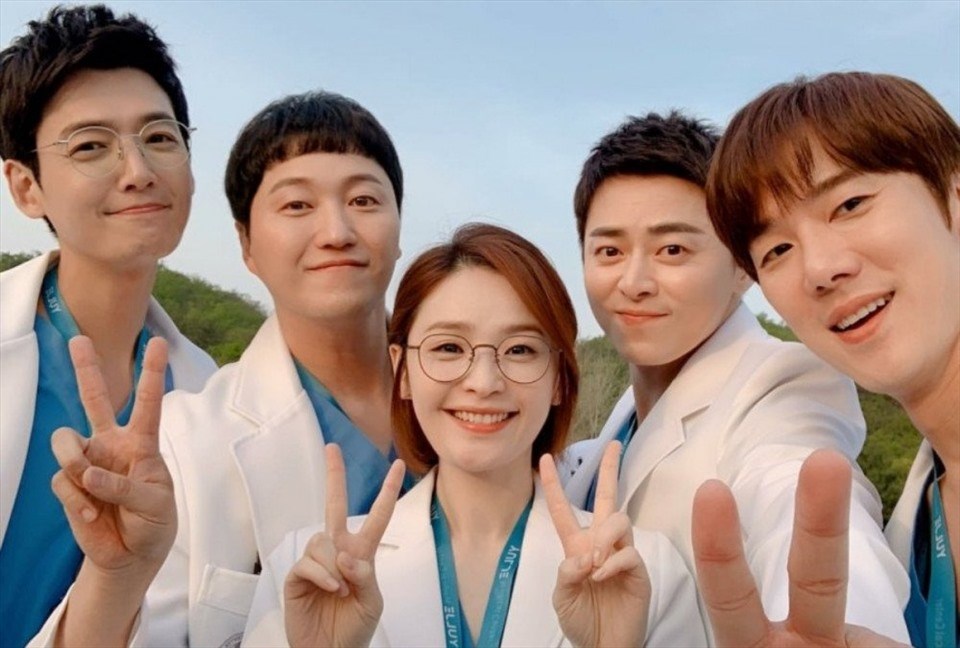 "Hospital Playlist 2" kết thúc với rating ấn tượng. Ảnh: Poster. "Hospital Playlist 2" kết thúc với rating ấn tượng. Ảnh: Poster.