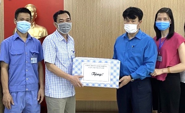 Chủ tịch Công đoàn Ngành Đỗ Nga Việt (thứ hai từ phải sang) thăm và tặng quà đoàn viên, người lao động Trung tâm Đăng kiểm xe cơ giới 29.02V, Cục Đăng kiểm Việt Nam. Ảnh: CĐCC