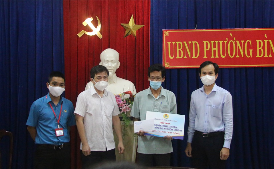 Liên đoàn Lao động quận Hải Châu kịp thời hỗ trợ những trường hợp bị ảnh hưởng bởi dịch COVID19. Ảnh: Thanh Chung