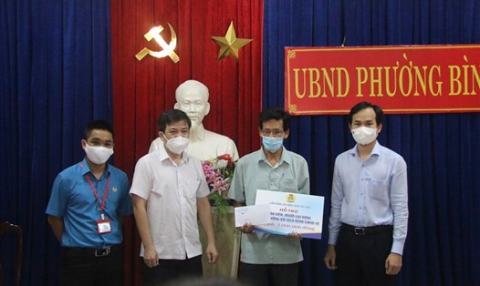 Liên đoàn Lao động quận Hải Châu kịp thời hỗ trợ những trường hợp bị ảnh hưởng bởi dịch COVID19. Ảnh: Thanh Chung