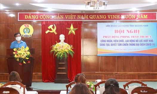 Ông Phan Xuân Quang - Chủ tịch LĐLĐ tỉnh Quảng Nam phát biểu tại Hội nghị. Ảnh: Thanh Chung