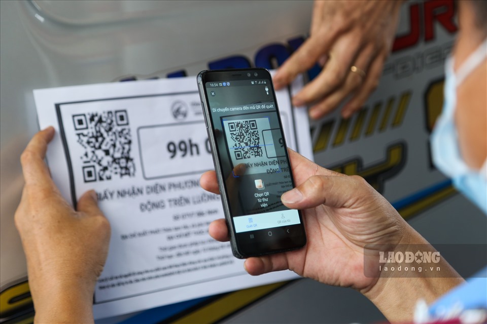 Việc kiểm soát xe luồng xanh được siết chặt tại Hà Nội. Ảnh: Tô Thế