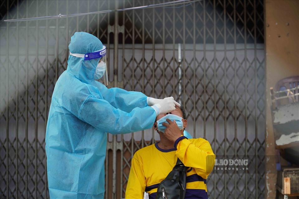 Xét nghiệm COVID-19 cho shipper ở TPHCM. Ảnh: Ngọc Lê