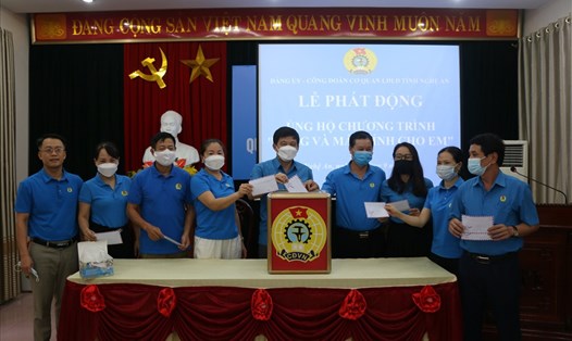 Đảng ủy, Công đoàn cơ quan LĐLĐ tỉnh Nghệ An tổ chức quyên góp ủng hộ chương trình "Sóng và máy tính cho em". Ảnh: TT