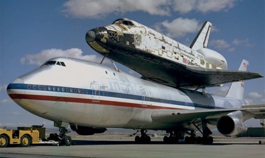 Tàu Columbia của NASA trên một chiếc Boeing 747, năm 1979. Ảnh: NASA