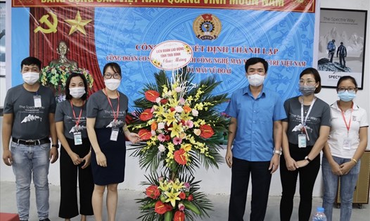 Chủ tịch LĐLĐ tỉnh Thái Bình Bùi Xuân Vinh tặng hoa chúc mừng công đoàn cơ sở Công ty TNHH Công nghệ may mặc Spectre Việt Nam. Ảnh: B.M