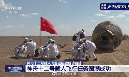 Ba phi hành gia Trung Quốc trở về từ quỹ đạo đã đáp xuống Trái đất an toàn tại khu tự trị Nội Mông phía bắc, ngày 17.9. Ảnh: CCTV