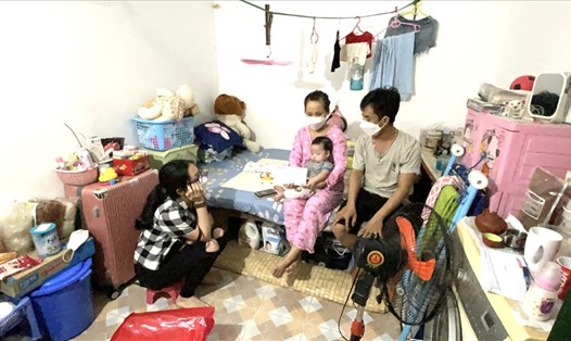 Chiều 15.9, nhà báo Lê Thanh Uyên tới phòng trọ để trao sữa mẹ và tiền hỗ trợ cho gia đình anh Viễn. Ảnh: Việt Lâm