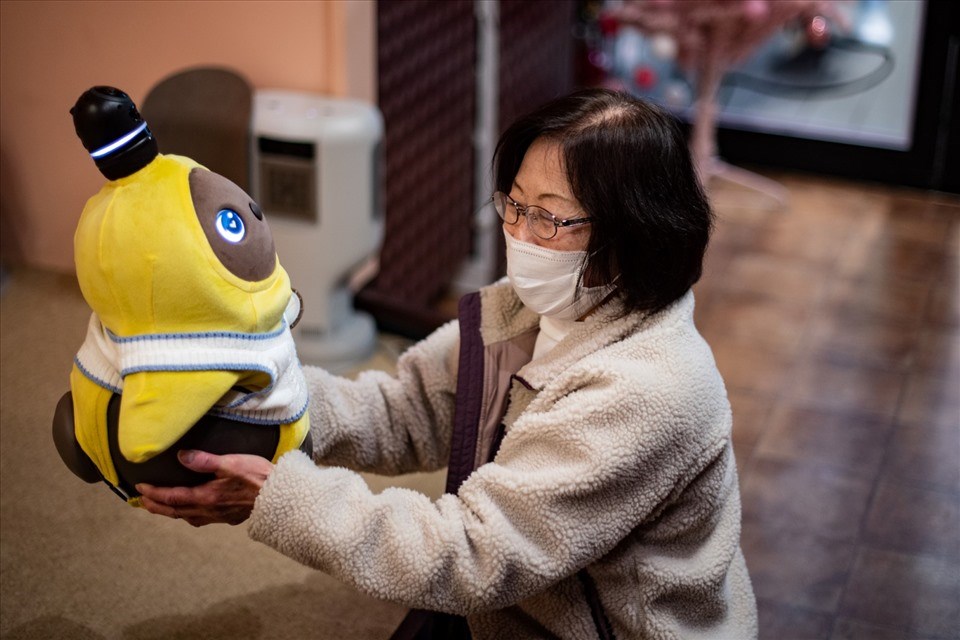 Robot Lovot trong một quán cà phê ở Kawasaki, Nhật Bản. Ảnh minh họa. Ảnh: AFP