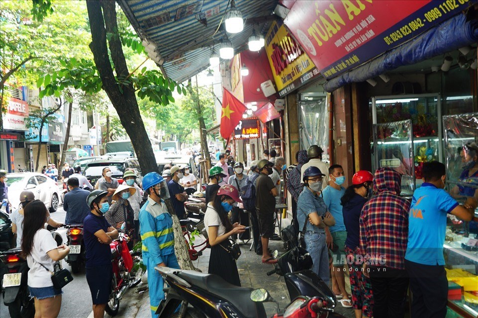 Khánh đến mua đứng san sát, không đảm bảo khoảng cách an toàn phòng, chống dịch COVID-19. Ảnh: Tùng Giang - Nhật Huy Khánh đến mua đứng san sát, không đảm bảo khoảng cách an toàn phòng, chống dịch COVID-19. Ảnh: Tùng Giang - Nhật Huy