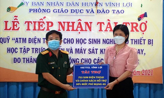 Hỗ trợ đường truyền cho học sinh khó khăn học online tại huyện Vĩnh Lợi, tỉnh Bạc Liêu. ảnh: Nhật Hồ
