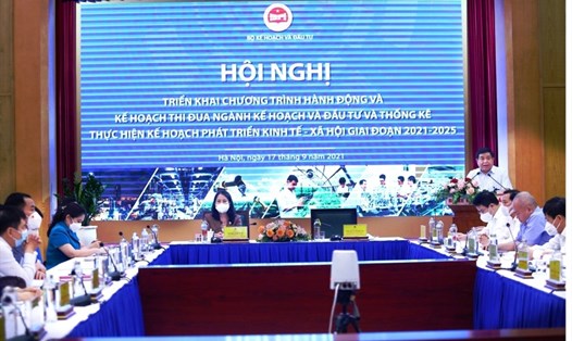 Bộ trưởng Nguyễn Chí Dũng phát động phong trào thi đua trong toàn ngành. Ảnh: Ph.Tr