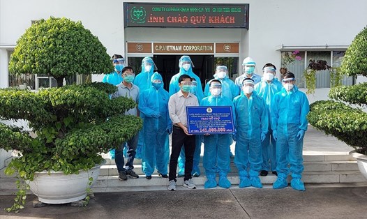 Công đoàn Các KCN Tiền Giang trao hỗ trợ bữa ăn cho CNLĐ sản xuất “3 tại chỗ”. 
Ảnh: CTV