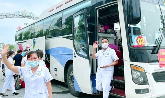 500 cán bộ y tế tỉnh Phú Thọ hỗ trợ thành phố Hà Nội phòng chống dịch COVID-19 hoàn thành nhiệm vụ trở về địa phương. Ảnh: CTV.